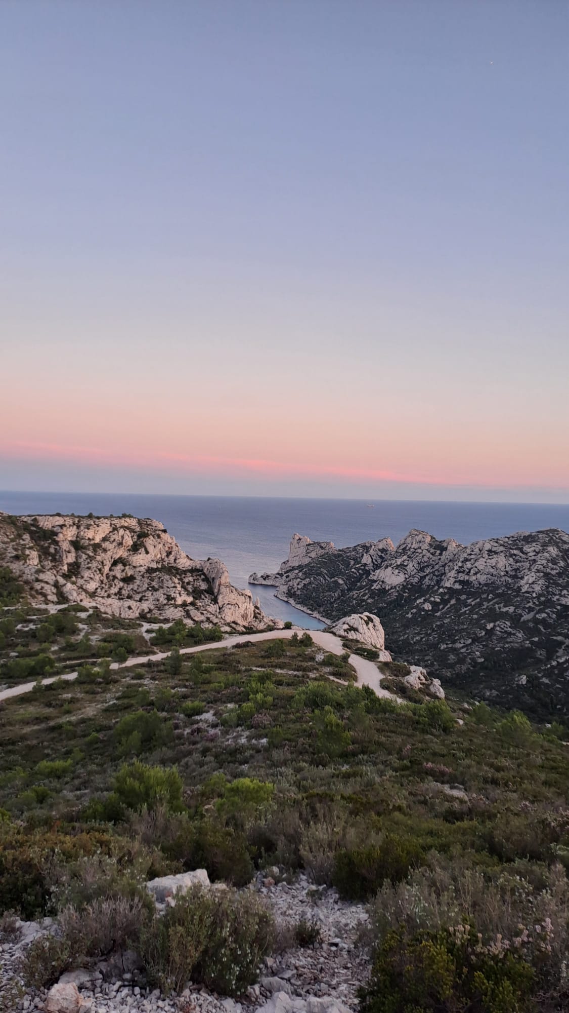 Calanque de Sormiou au coucher de soleil — falaises calcaires et mer méditerranée